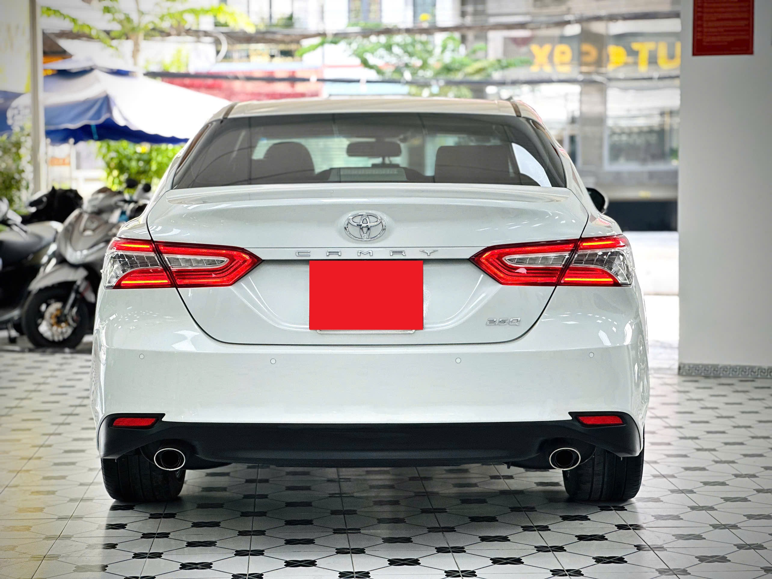 Bán Toyota Camry 2.5Q sản xuất 2020, màu trắng, nhập khẩu