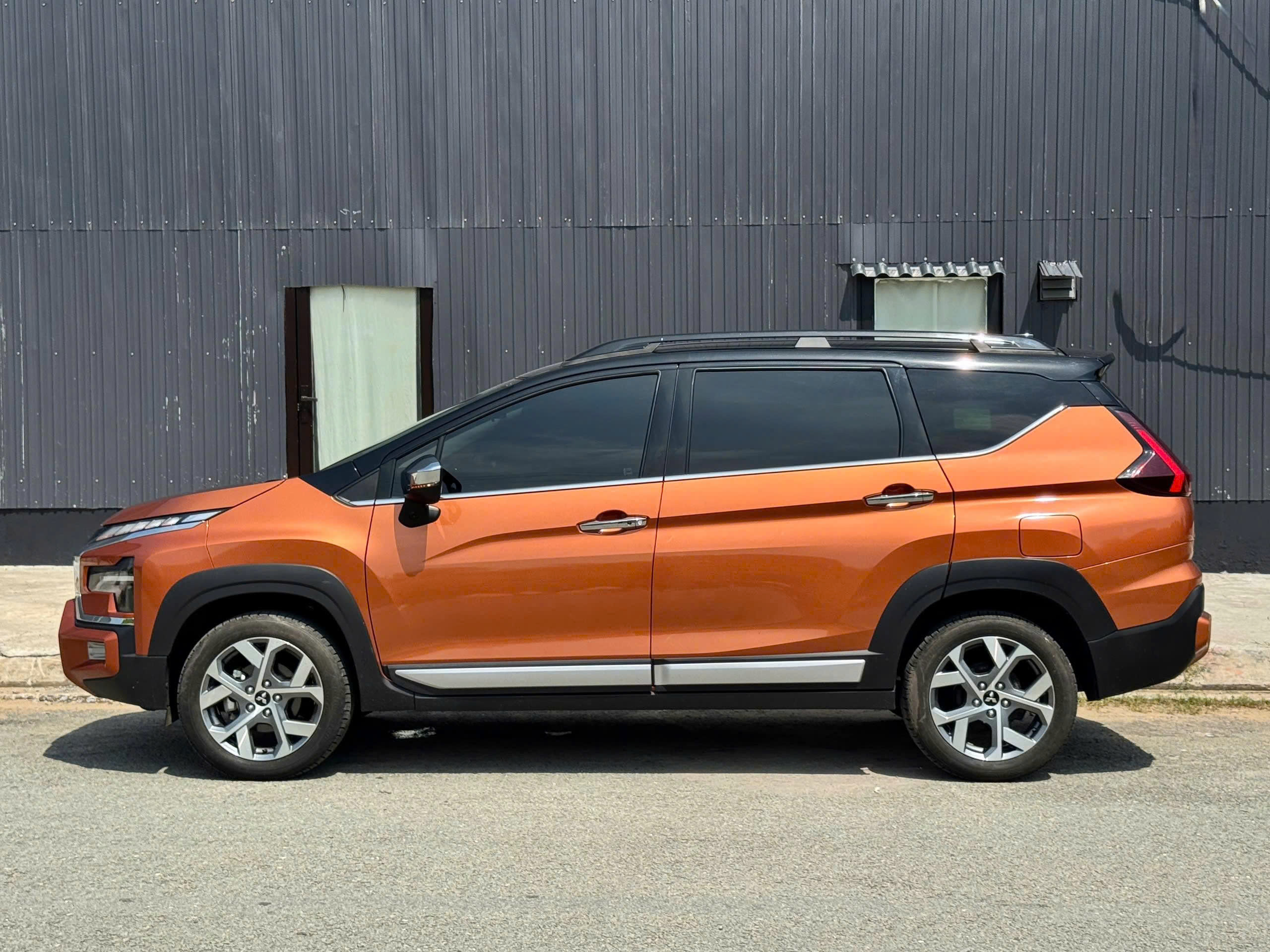 Bán Mitsubishi Xpander Cross 1.5 AT sản xuất 2024, màu cam, nhập khẩu nguyên chiếc