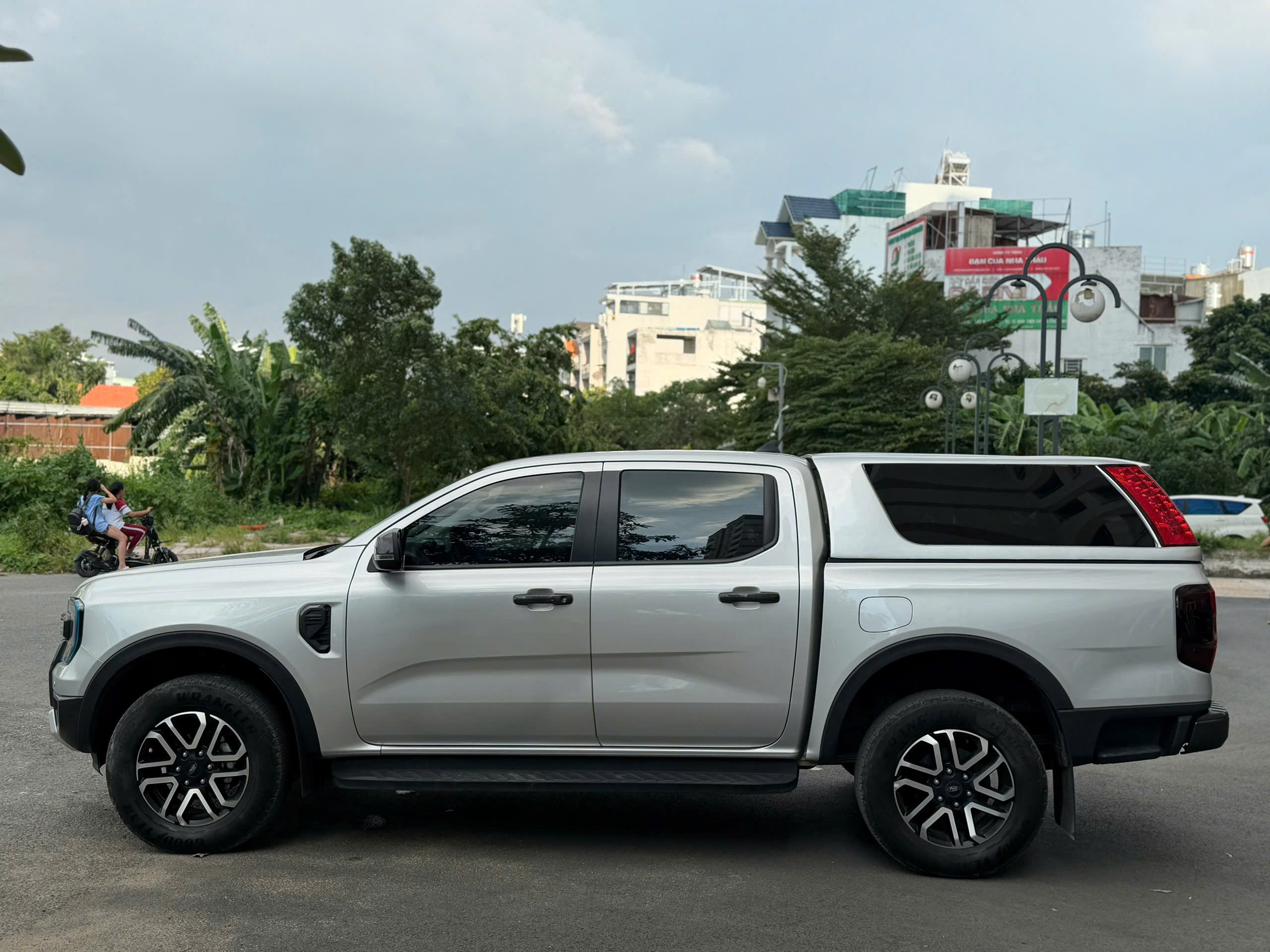Cần bán Ford Ranger Sport 2.0L 4x4 AT sản xuất 2024, màu bạc