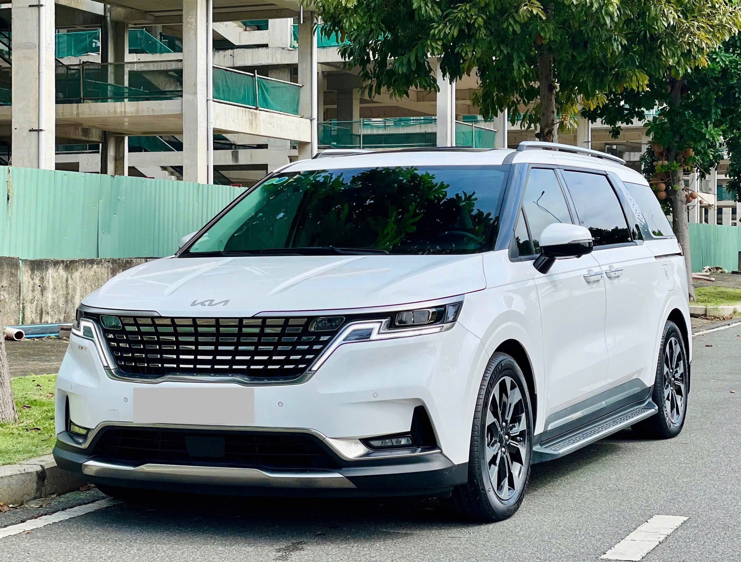Bán ô tô Kia Carnival Signature 2.2D năm 2023, màu trắng, giá 1.08tỉ