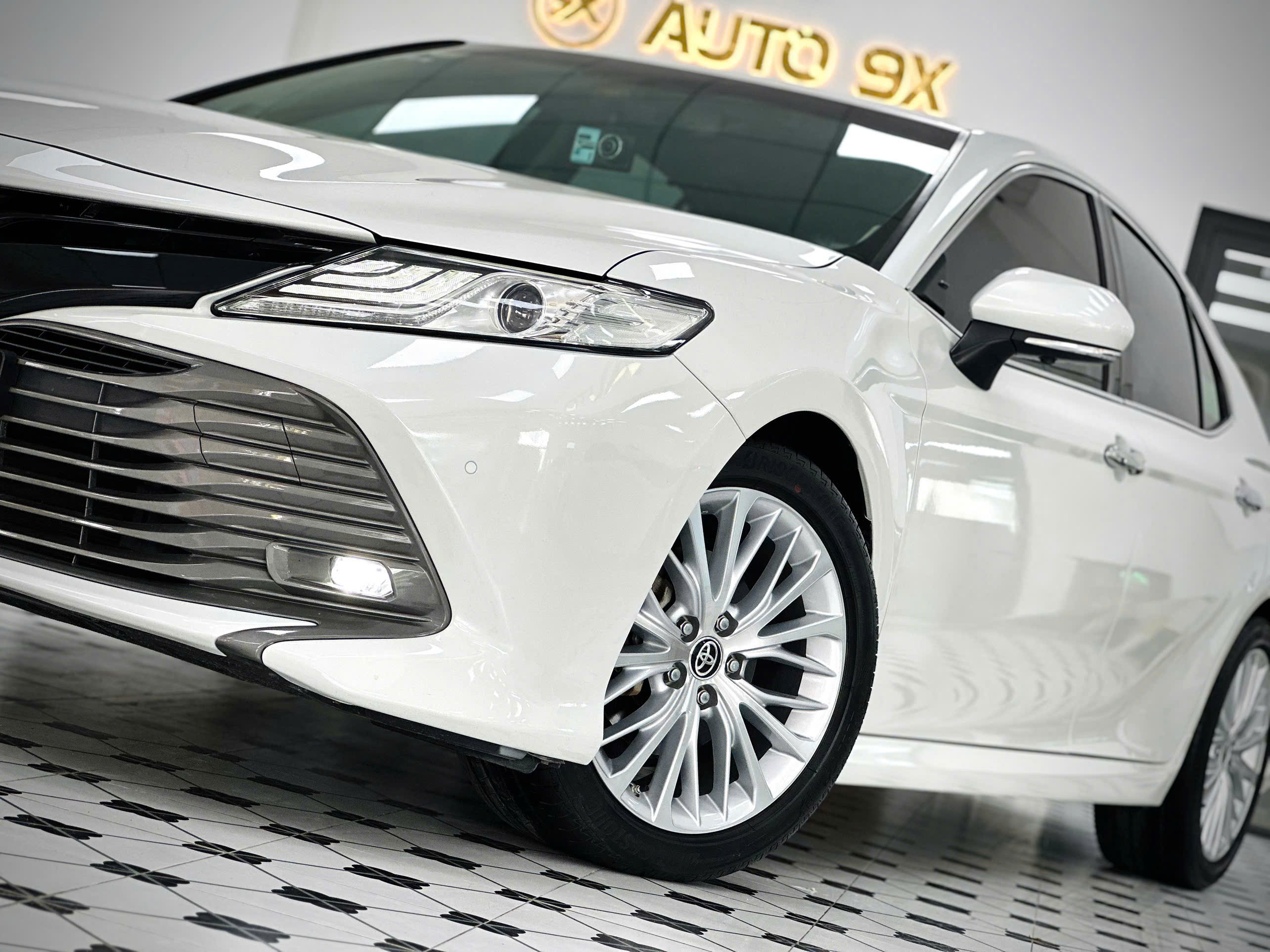 Bán Toyota Camry 2.5Q sản xuất 2020, màu trắng, nhập khẩu