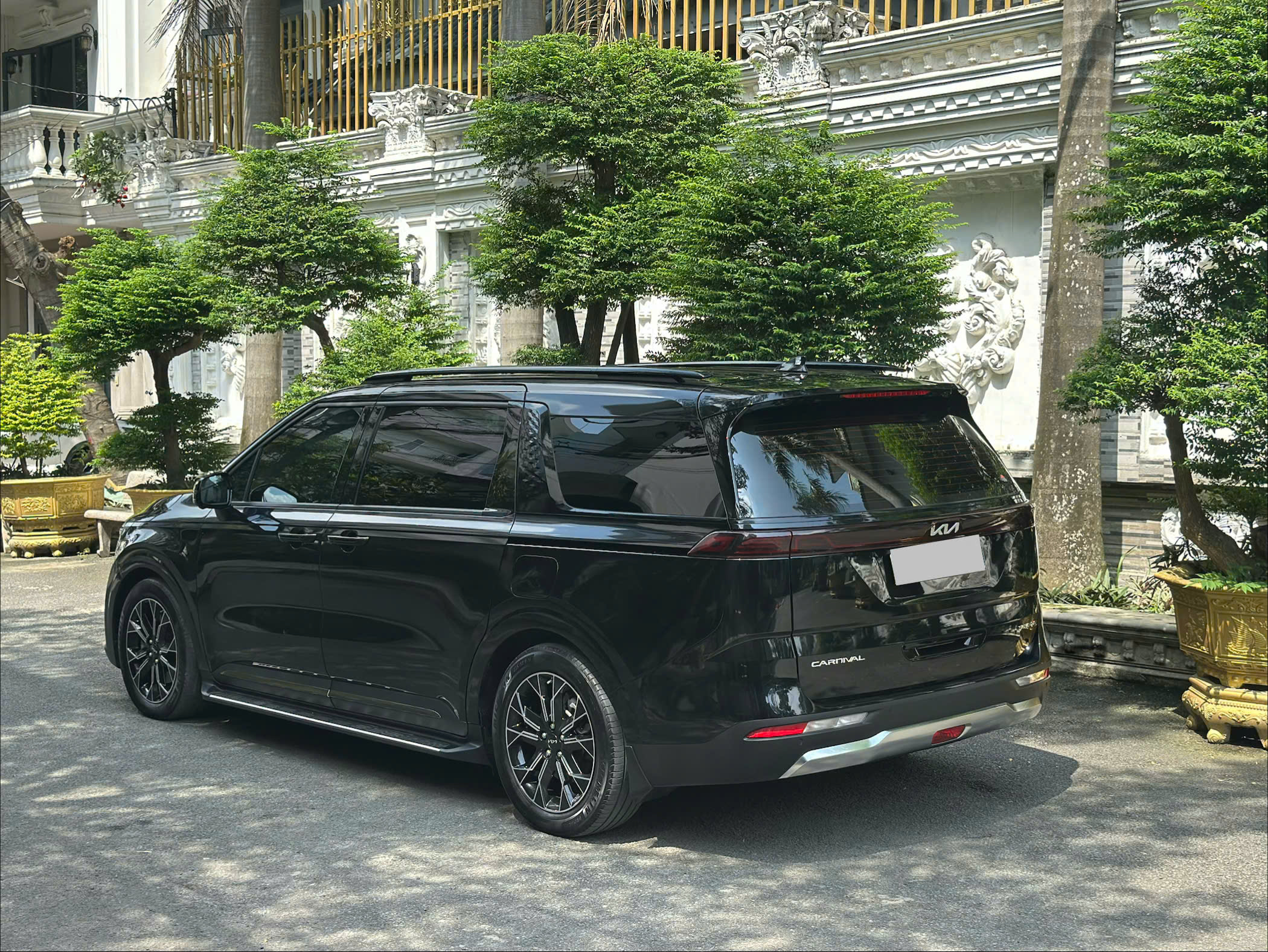 Cần bán Kia Carnival Signature 2.2D sản xuất năm 2024, màu đen, giá tốt