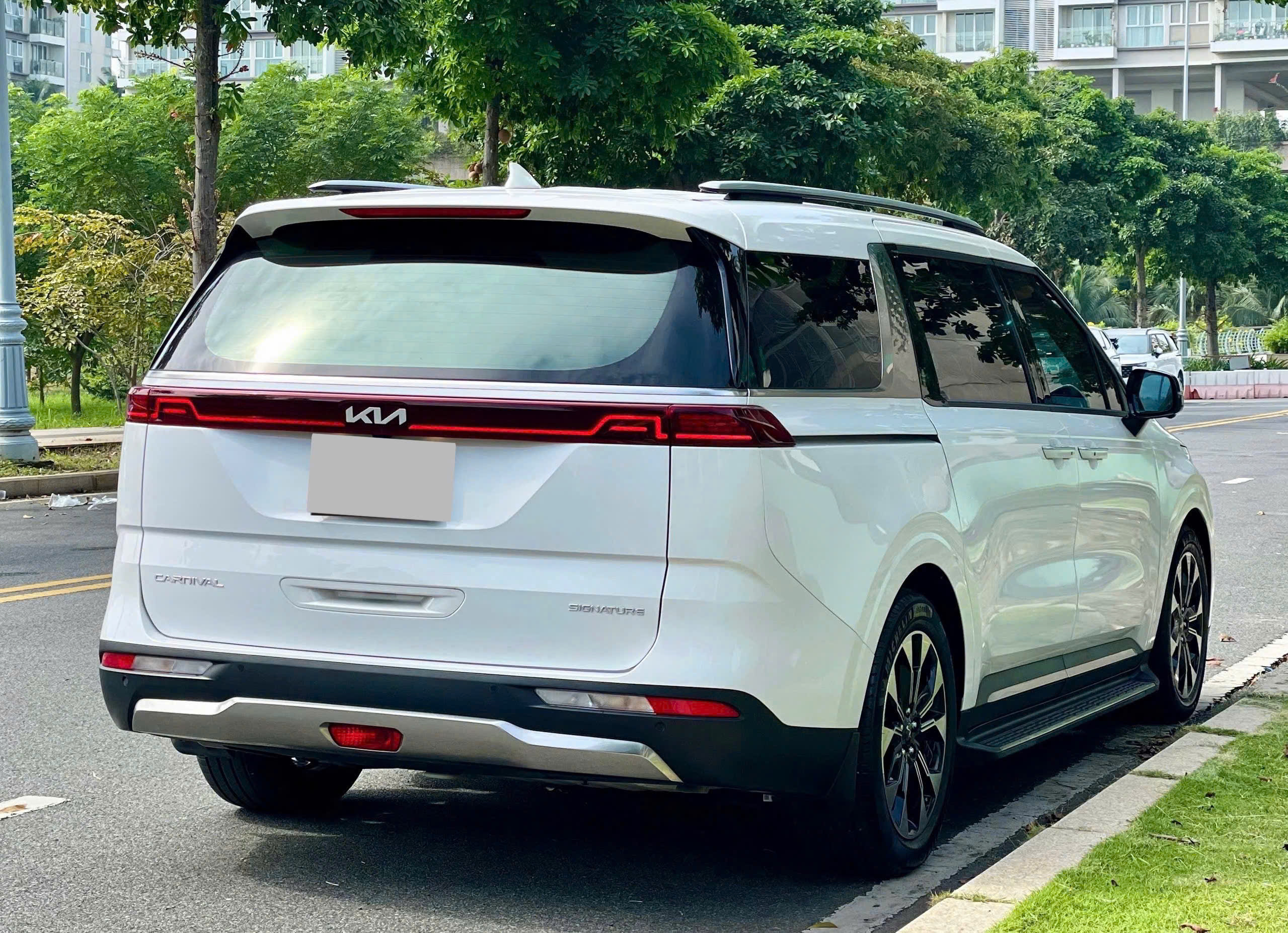 Bán ô tô Kia Carnival Signature 2.2D năm 2023, màu trắng, giá 1.08tỉ