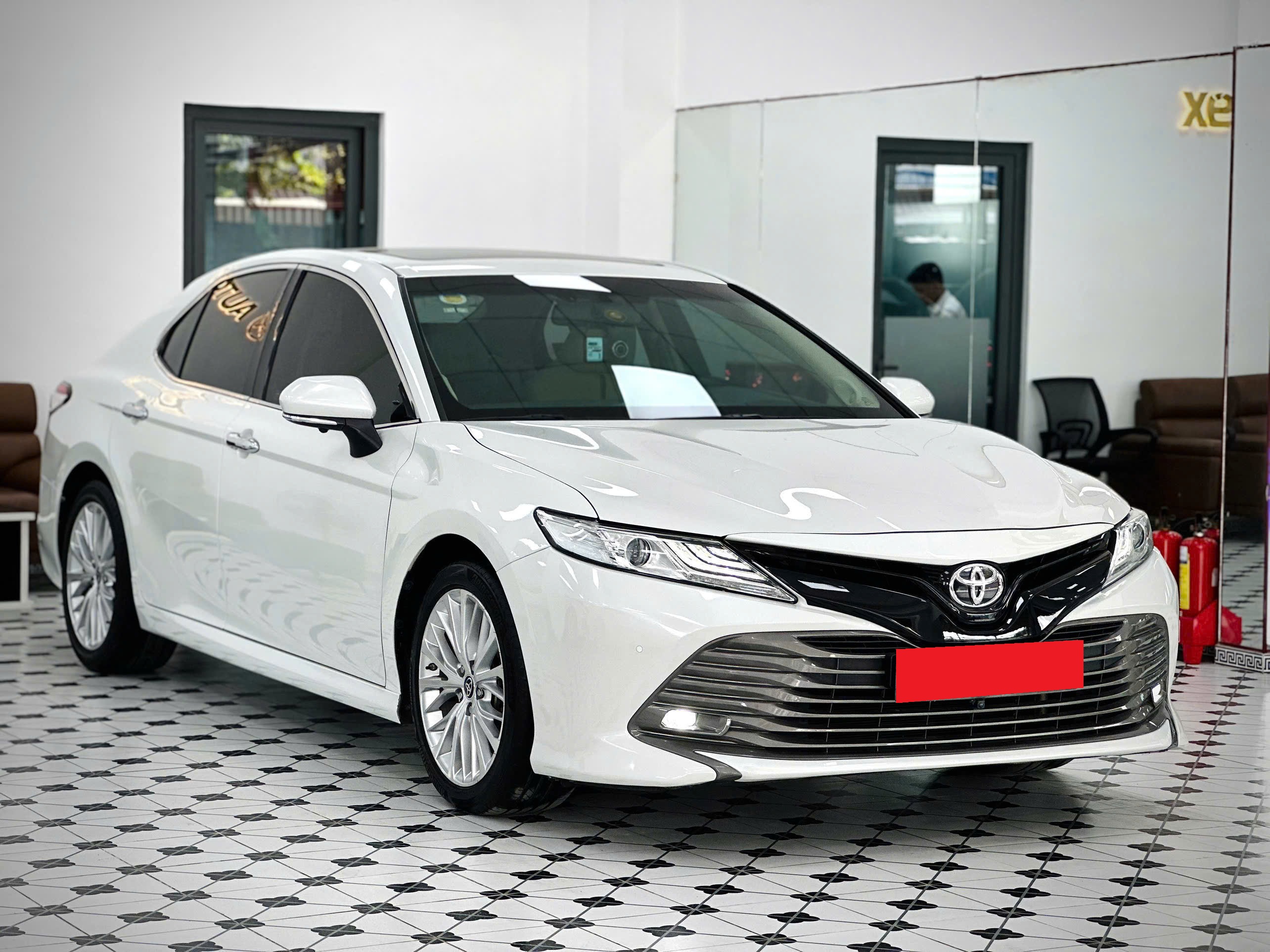 Bán Toyota Camry 2.5Q sản xuất 2020, màu trắng, nhập khẩu