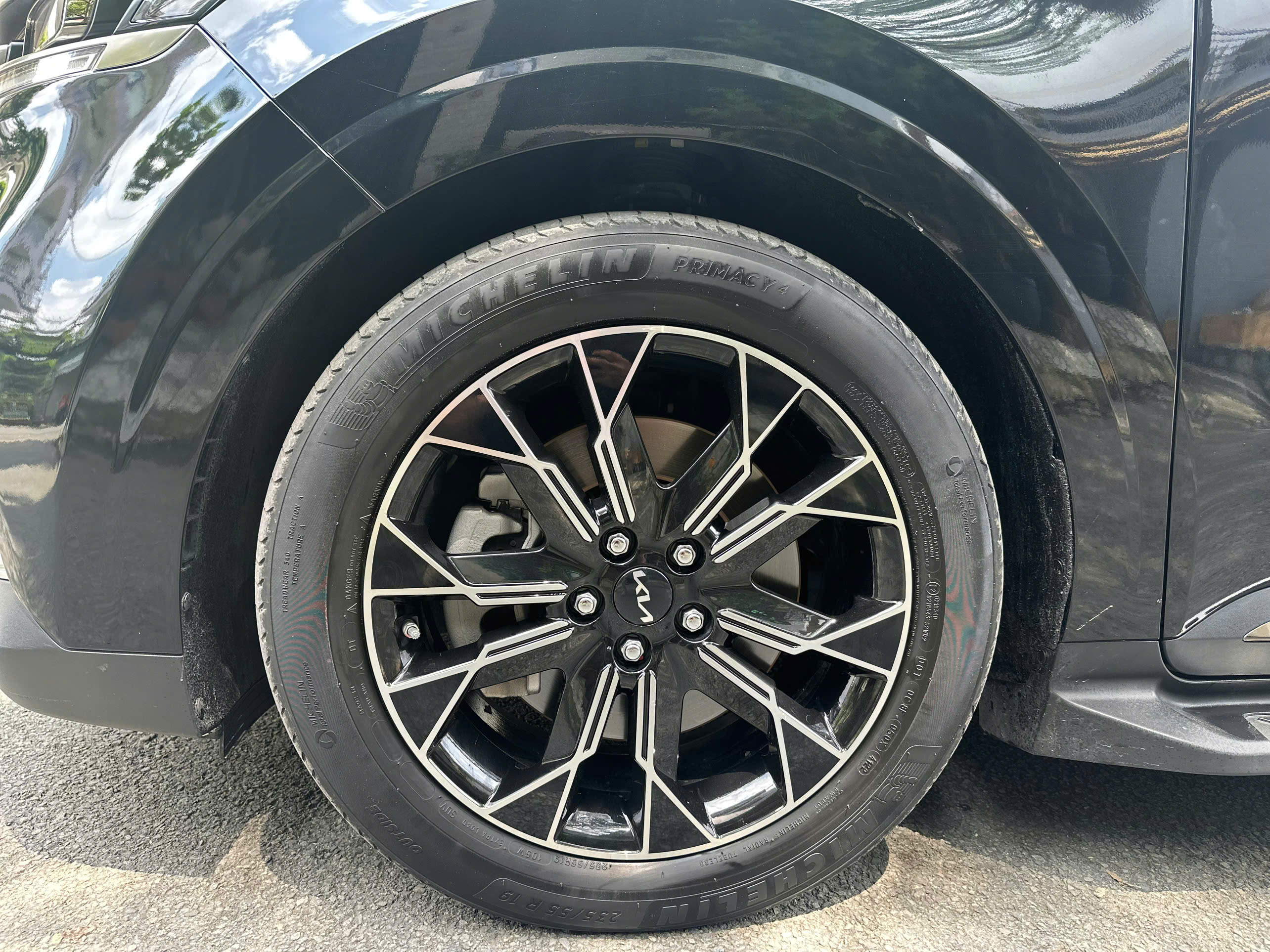 Cần bán Kia Carnival Signature 2.2D sản xuất năm 2024, màu đen, giá tốt