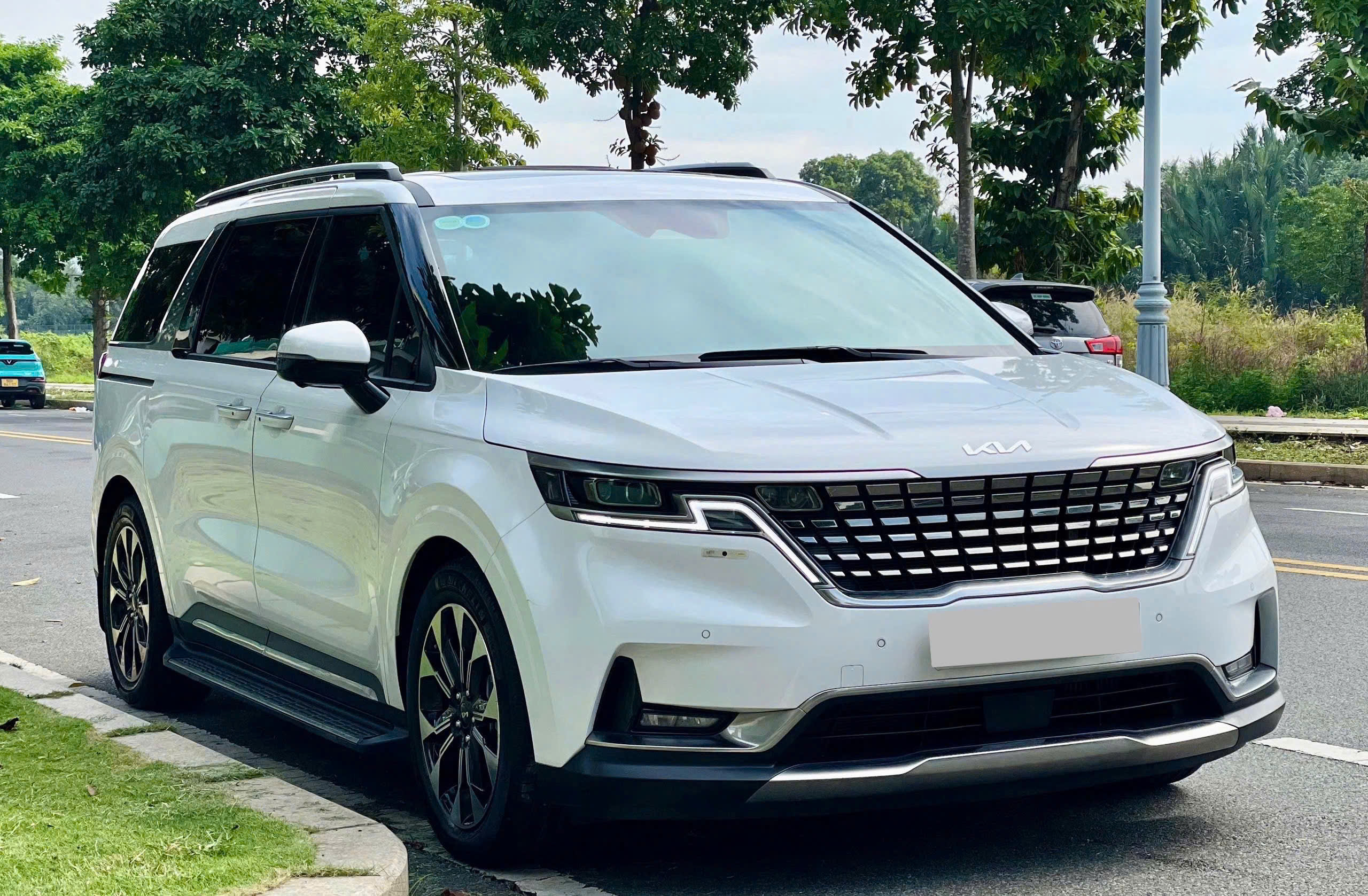 Bán ô tô Kia Carnival Signature 2.2D năm 2023, màu trắng, giá 1.08tỉ