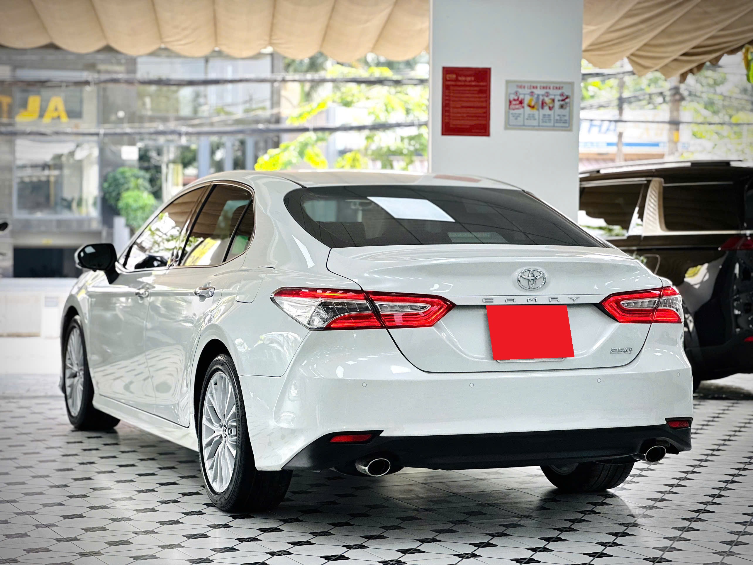 Bán Toyota Camry 2.5Q sản xuất 2020, màu trắng, nhập khẩu