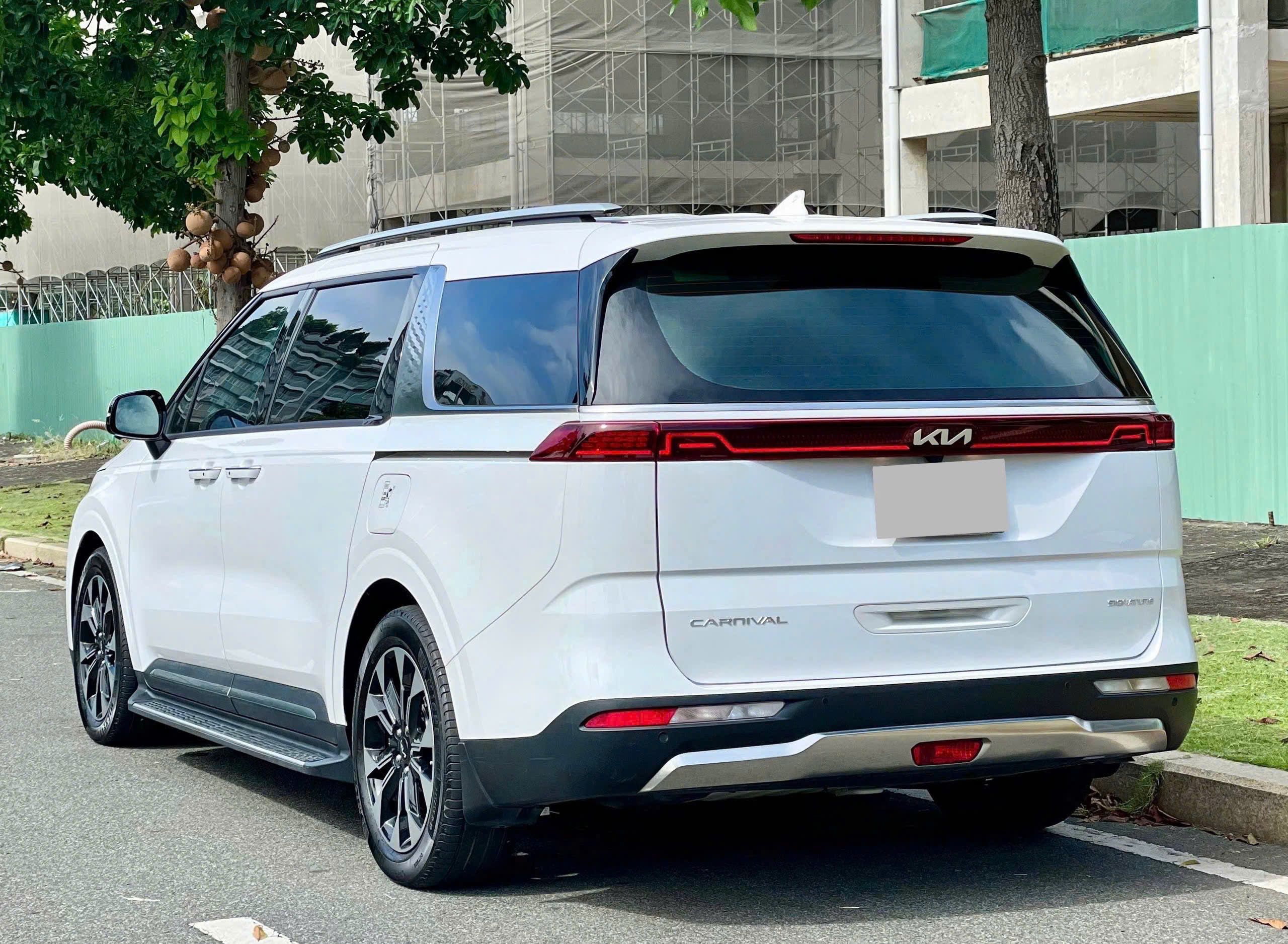 Bán ô tô Kia Carnival Signature 2.2D năm 2023, màu trắng, giá 1.08tỉ