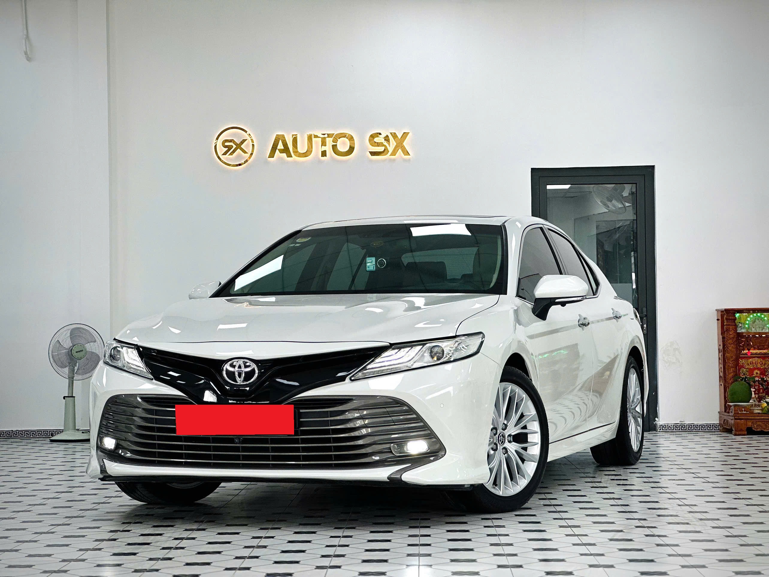 Bán Toyota Camry 2.5Q sản xuất 2020, màu trắng, nhập khẩu
