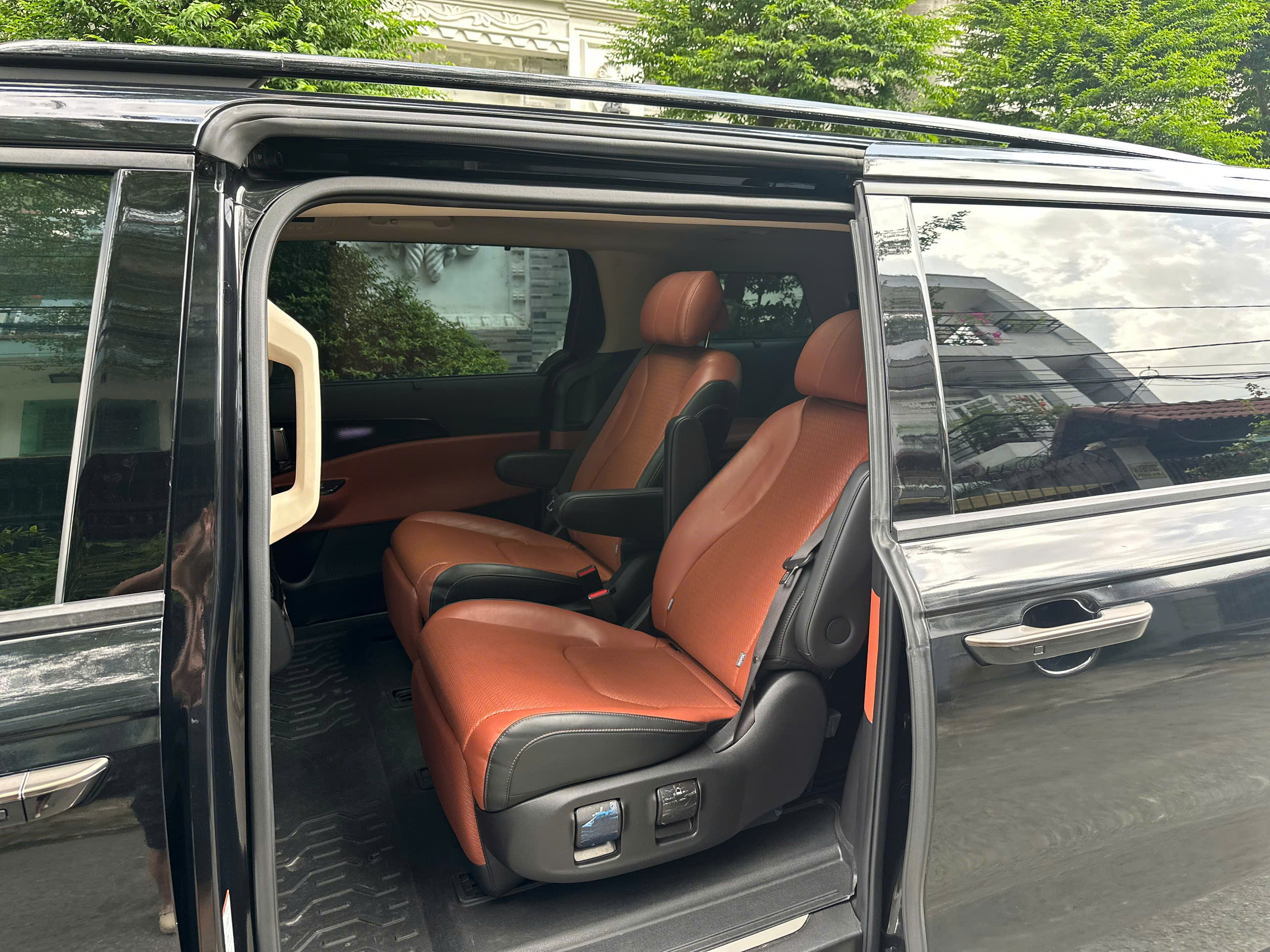Cần bán Kia Carnival Signature 2.2D sản xuất năm 2024, màu đen, giá tốt
