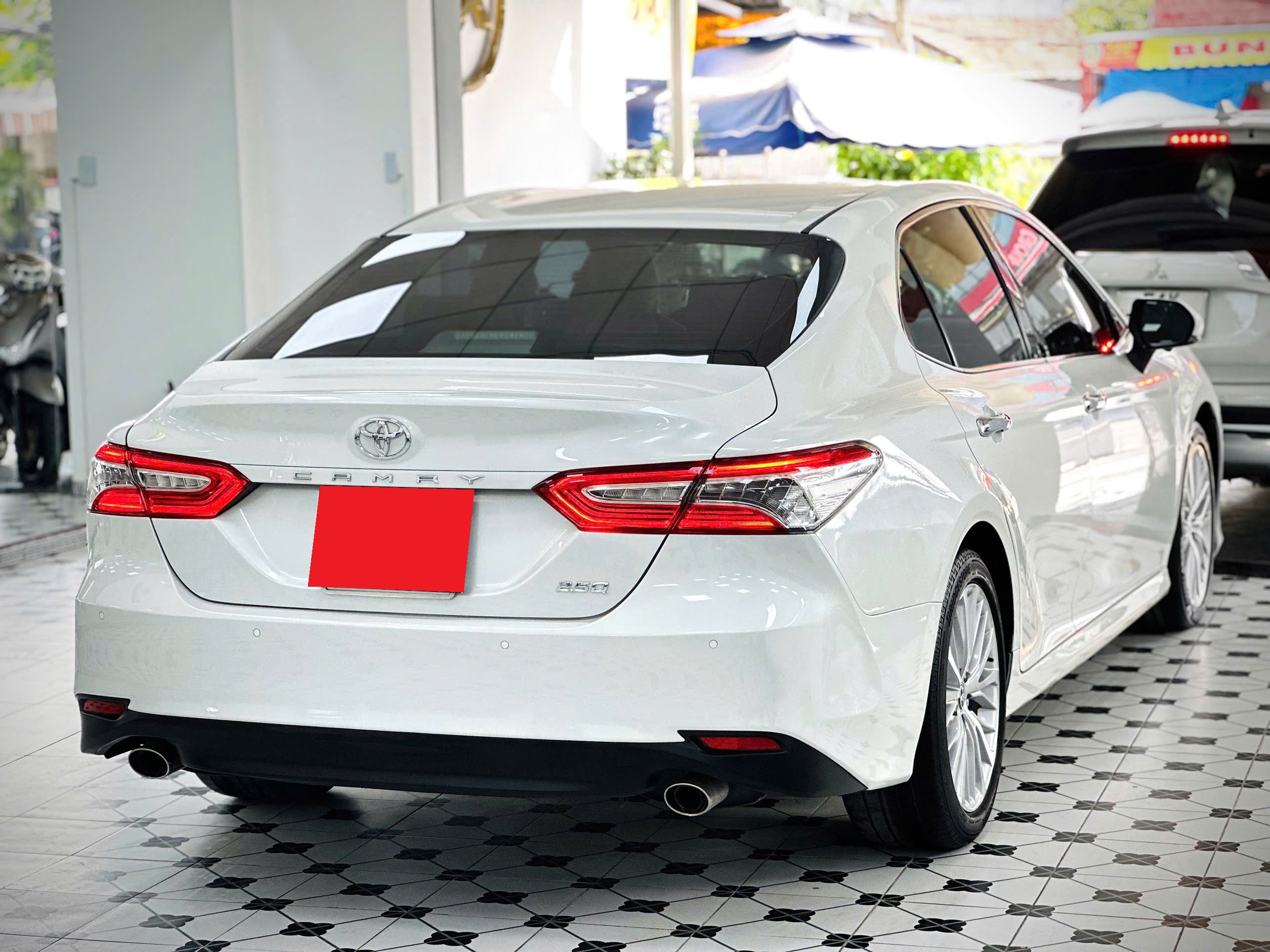 Bán Toyota Camry 2.5Q sản xuất 2020, màu trắng, nhập khẩu