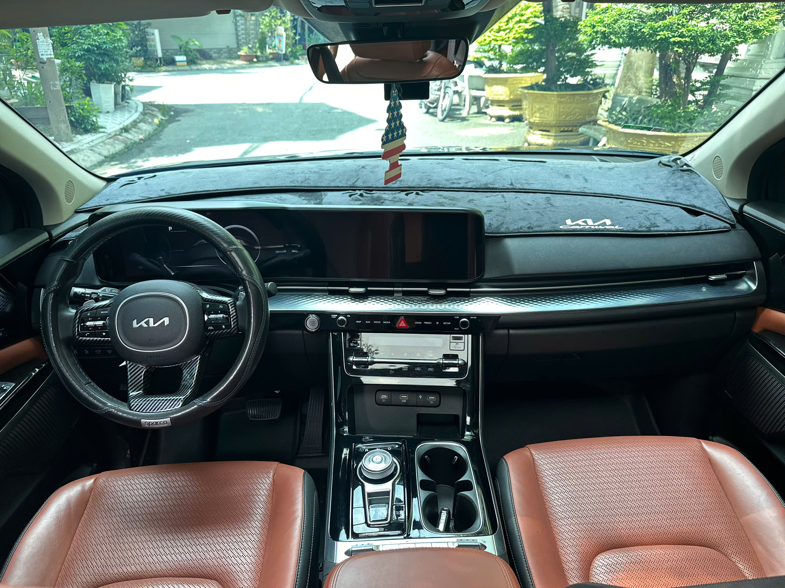 Cần bán Kia Carnival Signature 2.2D sản xuất năm 2024, màu đen, giá tốt