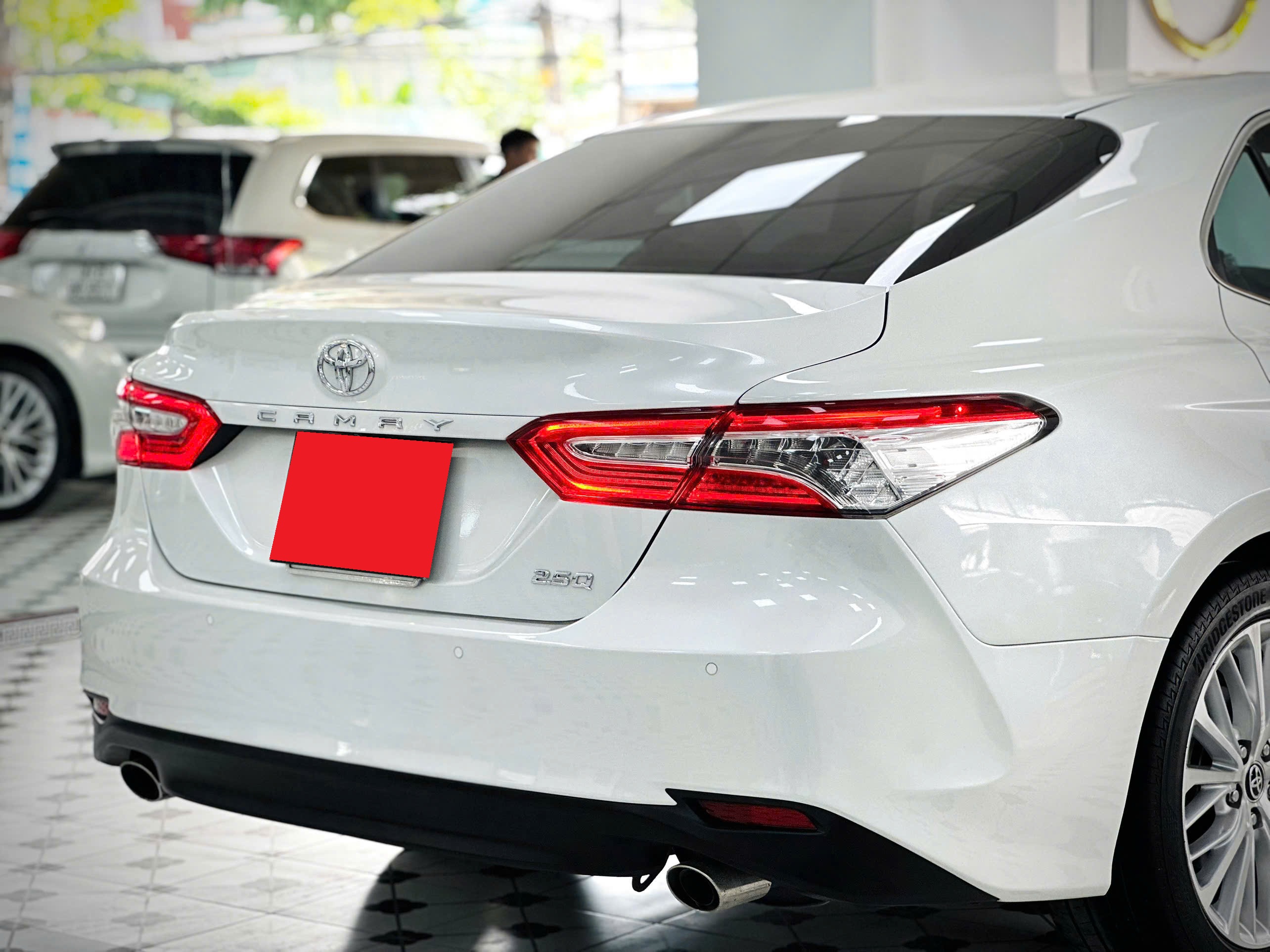 Bán Toyota Camry 2.5Q sản xuất 2020, màu trắng, nhập khẩu