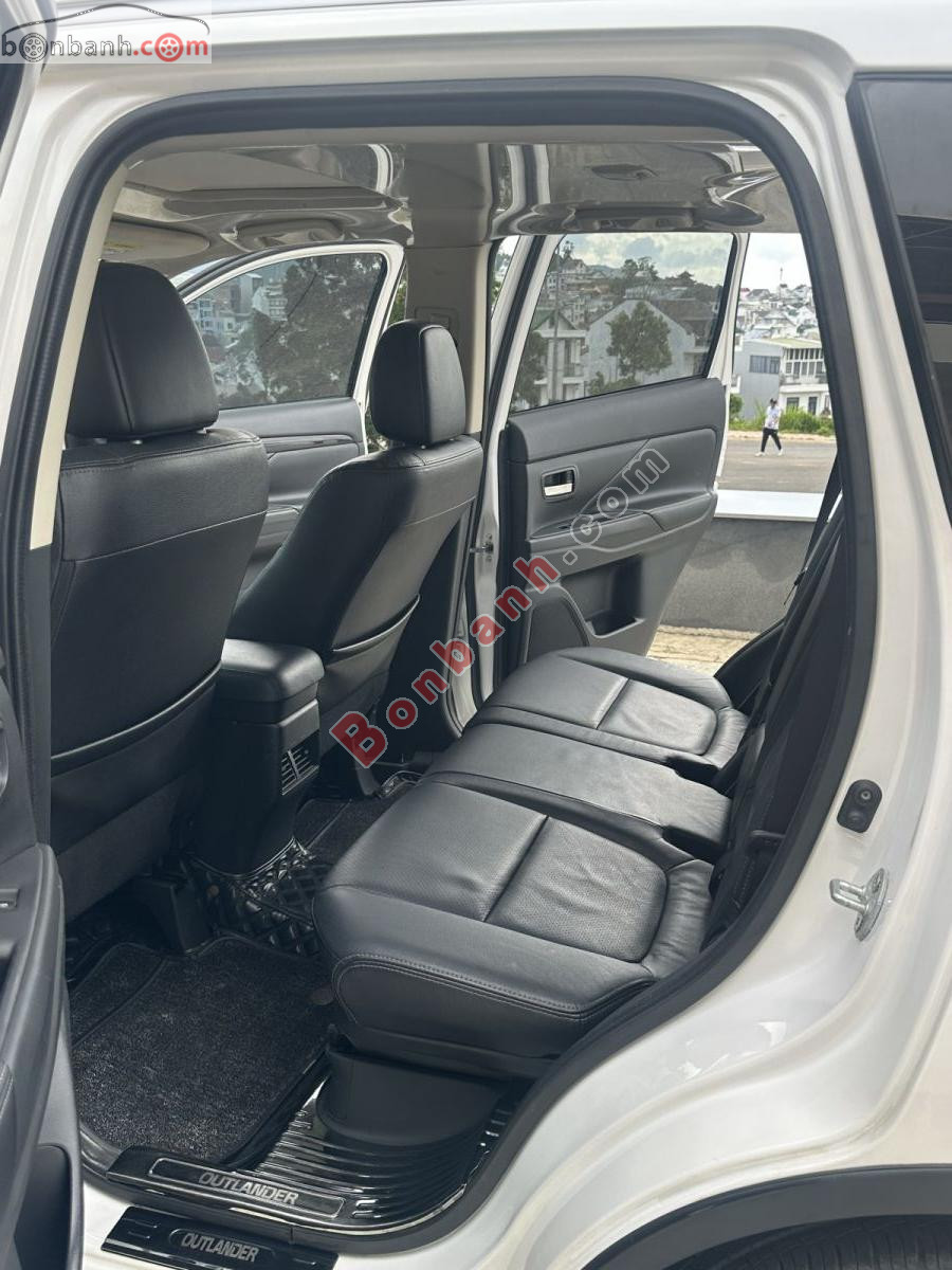 Bán ô tô Mitsubishi Outlander 2.0 CVT Premium - 2018 - xe cũ