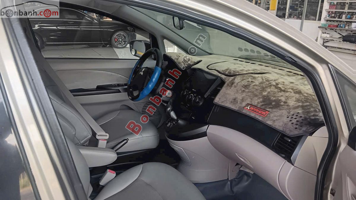 Bán ô tô Mitsubishi Grandis 2.4 AT - 2005 - xe cũ
