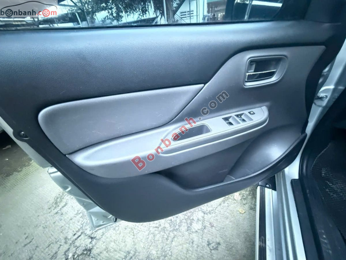 Bán ô tô Mitsubishi Triton 4x2 AT - 2016 - xe cũ
