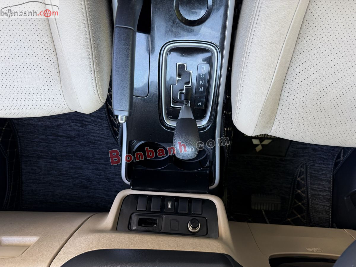 Bán ô tô Mitsubishi Outlander 2.0 CVT Premium - 2018 - xe cũ