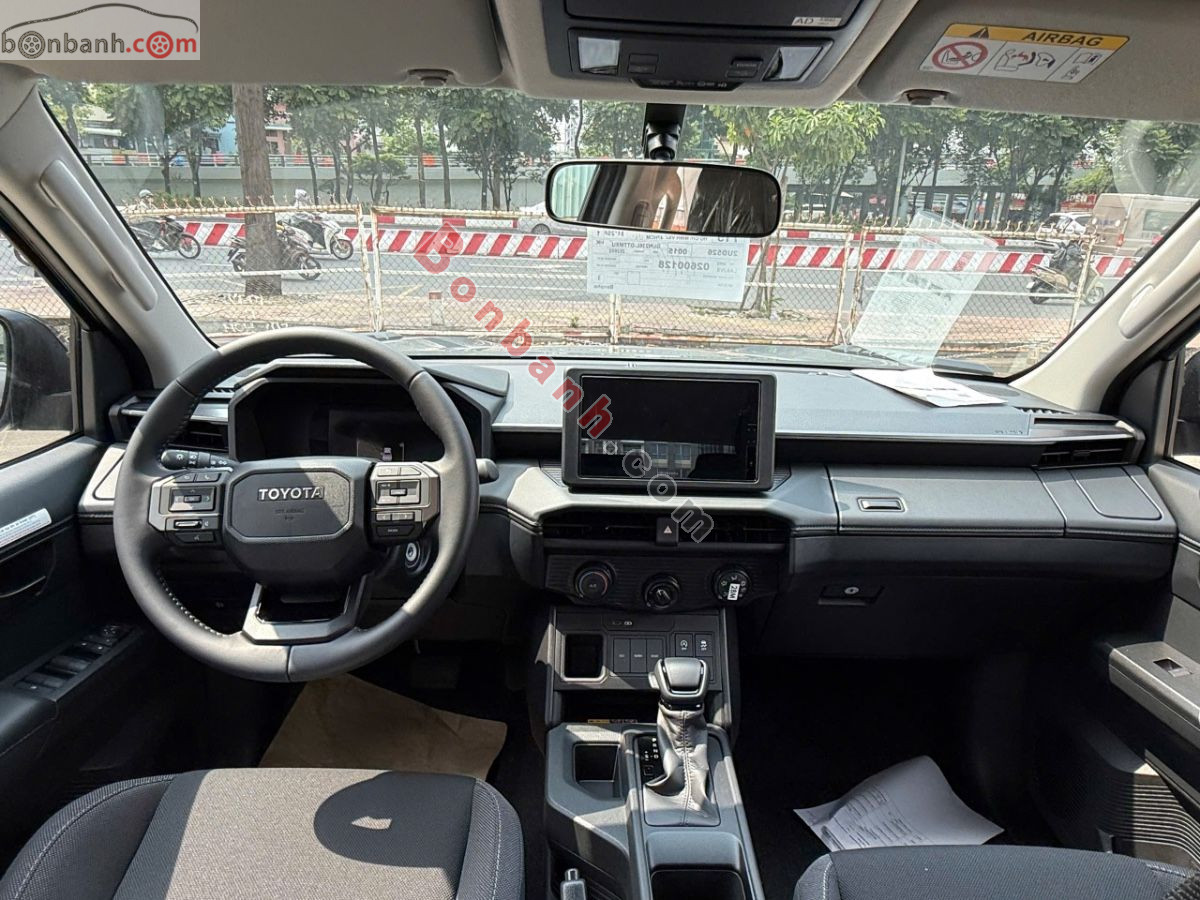 Bán ô tô Toyota Hilux Pro 2.8L 4x2 AT - 2026 - xe mới