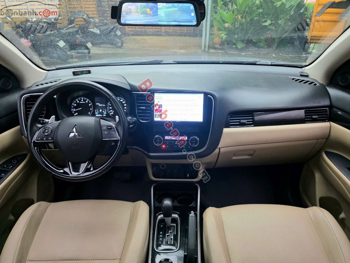 Bán ô tô Mitsubishi Outlander 2.0 CVT Premium - 2018 - xe cũ